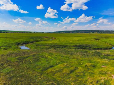 İnce bir nehir ve alanların etrafında üstten görünüm.