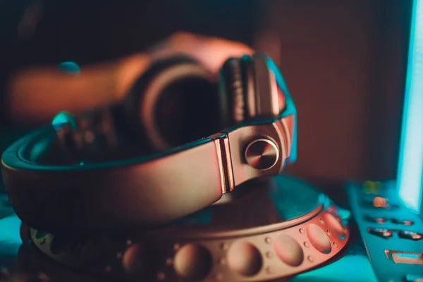 Headphones música DJ controle remoto pioneiro close-up . — Fotografia de Stock
