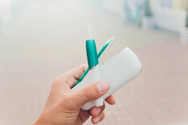 Τεχνολογία παραγωγής καπνού χωρίς καύση. e-τσιγάρο πριν το κάπνισμα. — Φωτογραφία Αρχείου