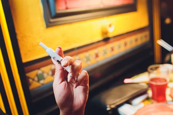 Tecnologia dei prodotti del tabacco non bruciati termicamente. Uomo che tiene la sigaretta elettronica in mano prima di fumare . — Foto Stock