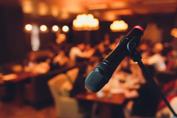 Microfoon op het podium tegen een achtergrond van auditorium. — Stockfoto