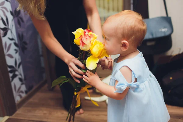 De gelukkige kleine baby meisje in witte jurk glimlach indoor. — Stockfoto