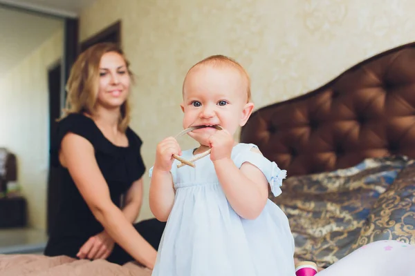 Bayi perempuan kecil bahagia dengan gaun putih tersenyum di dalam ruangan . — Stok Foto