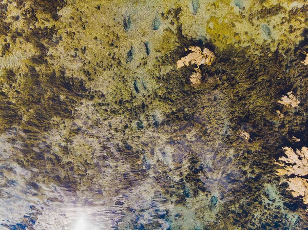 De golven van het water close-up. Water op de rivier. Uitzicht op de rivier van bovenaf. — Stockfoto