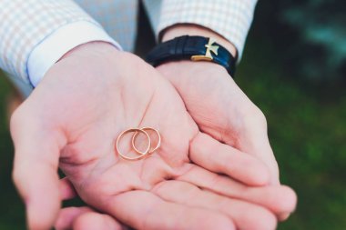 Nikah yüzüğü damadın elinde..