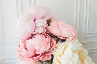 Vintage kağıt çiçekler. Pembe, mavi, sarı ve beyaz çiçek kağıt arka plan deseni çok güzel tarzı. Rose kağıttan yapılmış.