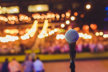 Açılış töreni ve performansları için sahnede Mikrofon. Film sahnesini bulanıklaştırma.