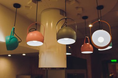 evin içinde odanın iç tavanda asılı Led lambalar ile modern avize, ev tasarımı, tonları sıcak ışık.
