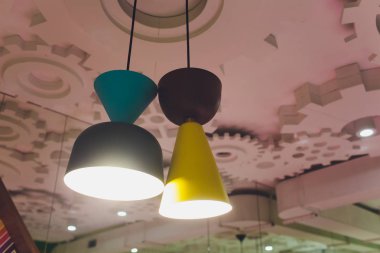 evin içinde odanın iç tavanda asılı Led lambalar ile modern avize, ev tasarımı, tonları sıcak ışık.