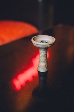 nargile parçası, modern tasarım, bir tuğla arka plan üzerinde.