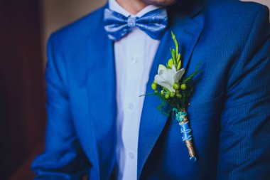 Beyaz Frezya düğün yaka çiçeği damat takım elbise üzerinde.