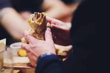 döner kebap eli yiyen adamın yakın çekim.