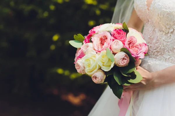 Прекрасный свадебный букет цветов в руках невесты. — стоковое фото