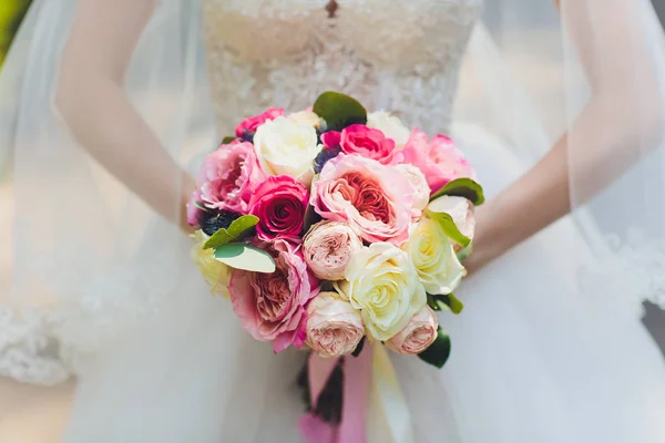 Beau bouquet de mariage de fleurs dans les mains de la mariée. — Photo