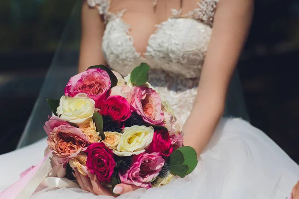 Belo buquê de casamento de flores nas mãos da noiva. — Fotografia de Stock