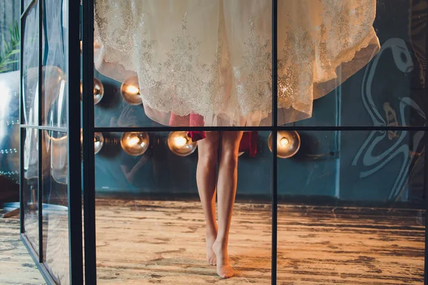 Hinreißend, Braut in weißem Luxuskleid macht sich bereit für die Hochzeit. Die morgendlichen Vorbereitungen. Frau zieht sich an. — Stockfoto