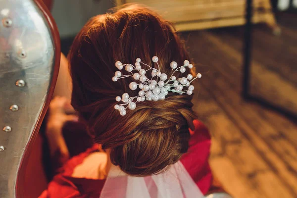 Belle coiffure de mariée avec un cerceau . — Photo