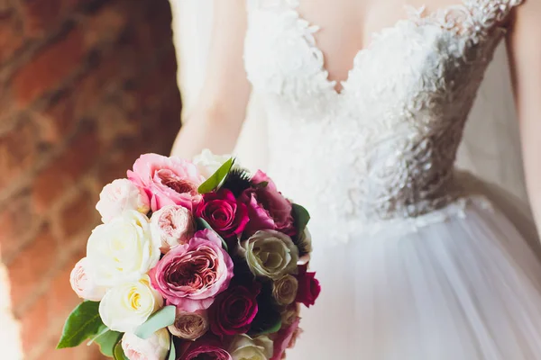 Beautiful wedding bouquet of flowers in the hands of the bride. — Stock Photo, Image