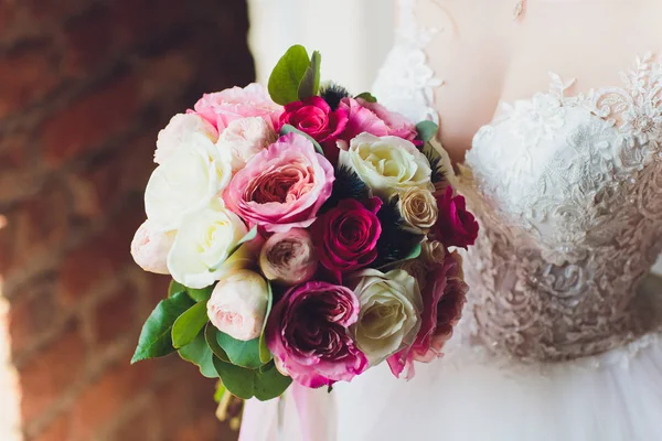 Krásná svatební kytice květin v rukou nevěsty. — Stock fotografie