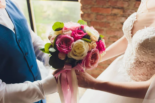 花嫁の手に花の美しい結婚式の花束. — ストック写真
