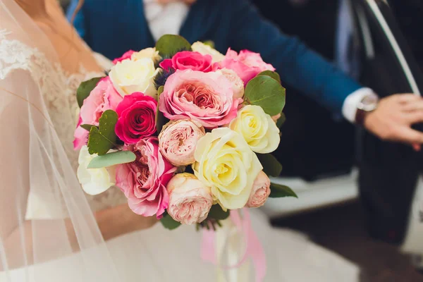 Mooie bruiloft boeket van bloemen in de handen van de bruid. — Stockfoto