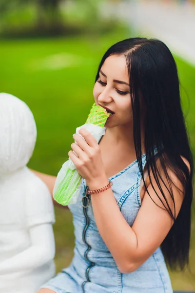 Szép napsütéses lány gazdaság szaftos csirke Shawarma a természet. Közeli a gyorsétterem-szabadban. — Stock Fotó