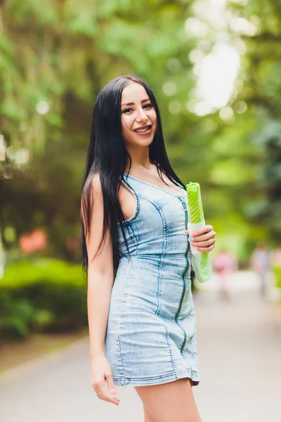 Hübsches sonniges Mädchen mit saftigen Hühnershawarma in der Natur. Nahaufnahme von Fast Food im Freien. — Stockfoto