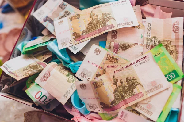 Rosyjskie banknoty rubli do zapłaty rachunku w restauracji. — Zdjęcie stockowe