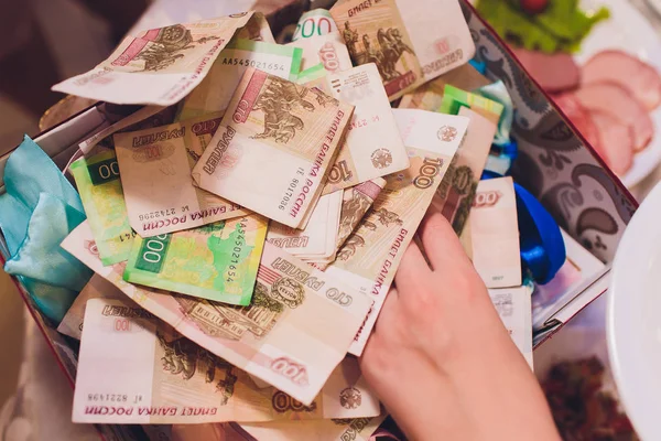 Billetes rusos rublos para el pago de la factura en un restaurante . — Foto de Stock
