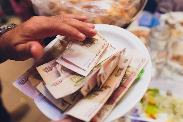 Billetes rusos rublos para el pago de la factura en un restaurante . — Foto de Stock