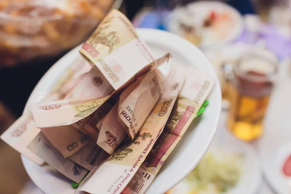 Billetes rusos rublos para el pago de la factura en un restaurante . — Foto de Stock