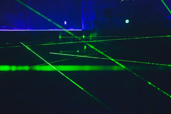 Laser tag arène de jeu avec peinture fluorescente, salle énergisante . — Photo