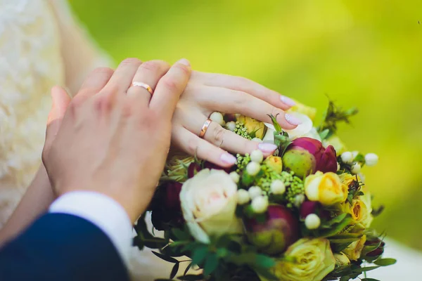 Beau bouquet de mariage de fleurs dans les mains de la mariée. — Photo
