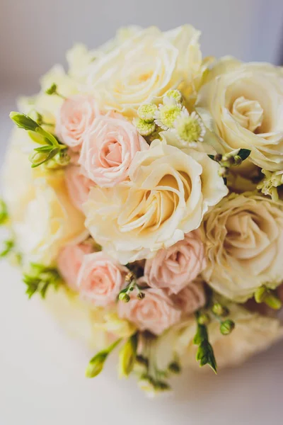 Blumenstrauß. den Brautstrauß. Brautstrauß. Floristik. Eheringe. Hochzeitsstrauß aus verschiedenen Farben. — Stockfoto
