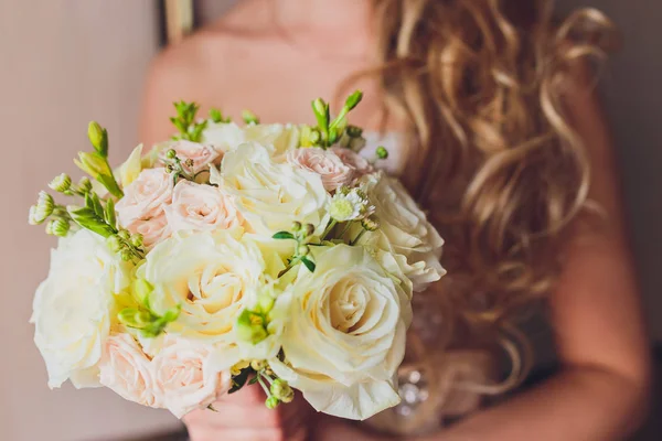 Beau bouquet de mariage de fleurs dans les mains de la mariée. — Photo