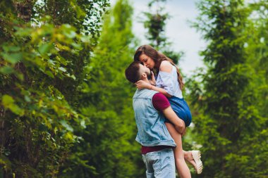 Eğleniyor ve açık havada birlikte gülen genç Çift.