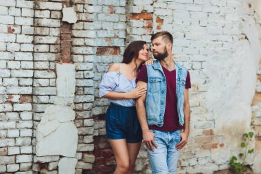 Eğleniyor ve açık havada birlikte gülen genç Çift.