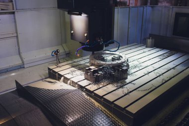 Torna ile eller ile Cnc Makine Fabrikası'nda çalışan erkek çalışma.