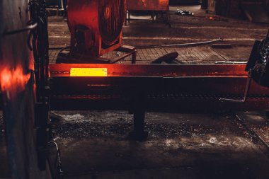 Ağır üretiminde metal dövme işlemi metal ürünler kalıplı. Demircilik. Desen ve sanatçı demirci için formlar. Erimiş metal yakın çekim tedavisinde. El yapımı demirci.