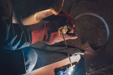 adam fabrika iç, işçi ve cnc makine.