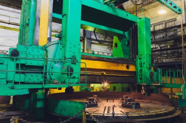 Bir taşlama makinesi ile döküm öğütme döküm işçiler - Ağır sanayi işyeri.