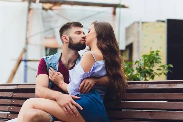 Alegre joven pareja tener divertido y riendo juntos al aire libre . —  Fotos de Stock