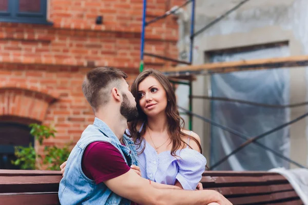 Alegre jovem casal se divertindo e rindo juntos ao ar livre . — Fotografia de Stock