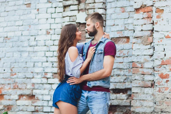 Alegre jovem casal se divertindo e rindo juntos ao ar livre . — Fotografia de Stock