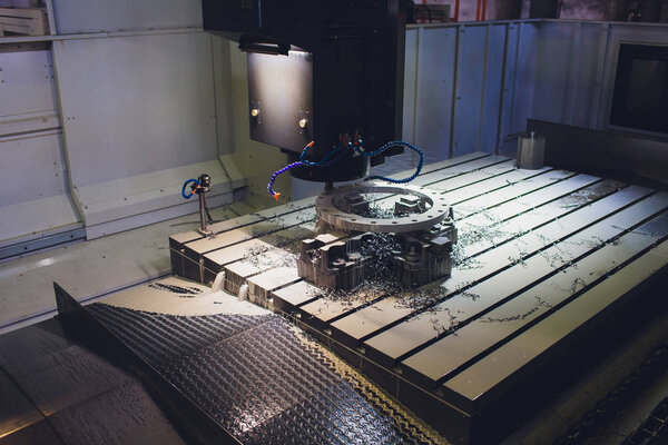 Рабочие мужские руки, работающие с станком с ЧПУ на заводе с токарными станками
.