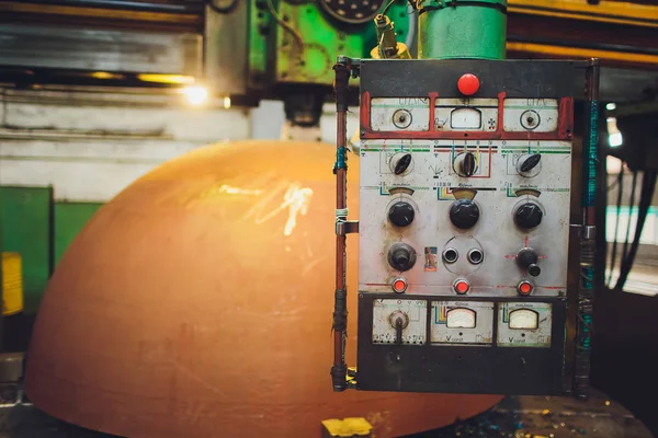 Werknemers in een gieterij grind gietsels met een slijpmachine-zware industrie werkplek. — Stockfoto