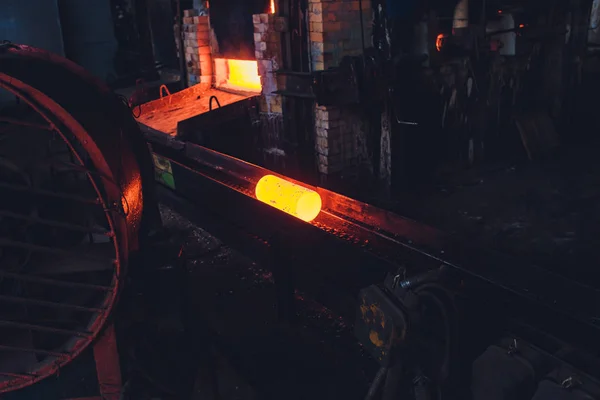 Il processo di forgiatura del metallo nella produzione di prodotti in metallo stampati pesanti. Un fabbro. Modello e forme per l'artista fabbro. Trattamento di metallo fuso primo piano. fabbro artigianale . — Foto Stock