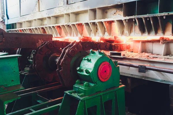 Gieten, het deel van de staalproductie bij Steel Mill. — Stockfoto