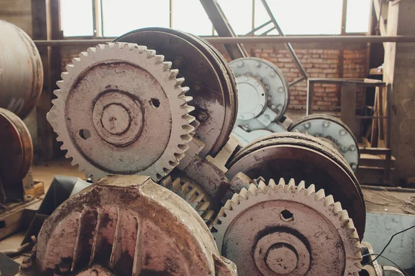 Fabricación de ruedas de tren de acero en almacén Engranajes mecánicos lubricados en hardware . — Foto de Stock