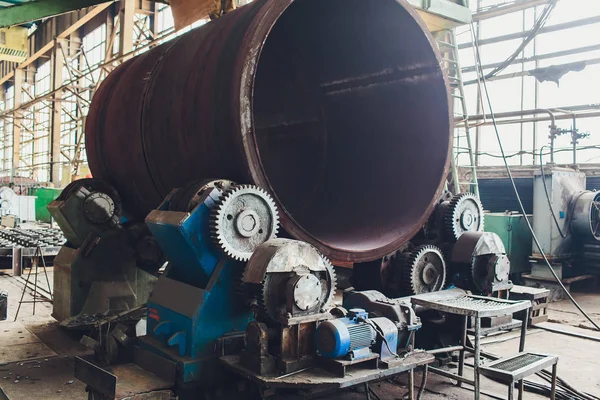 Enorme metalen tunnel gemaakt van afgeronde stalen buizen in de productiehal. — Stockfoto